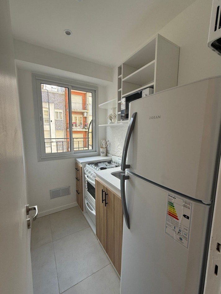 MONOAMBIENTE CON BALCON A LA CALLE - PLAZA COLON-