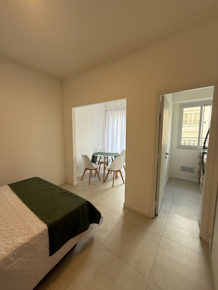 MONOAMBIENTE CON BALCON A LA CALLE - PLAZA COLON-