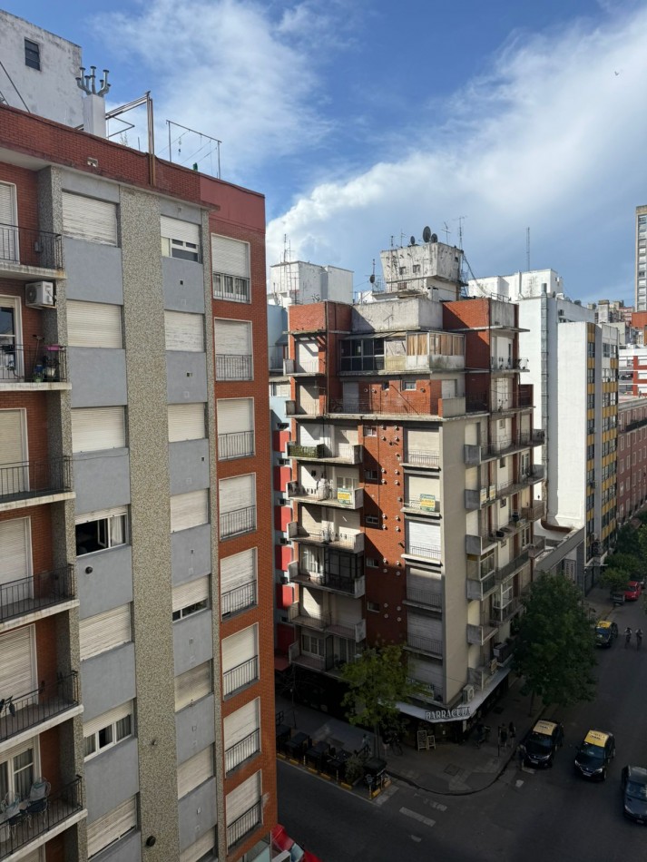 MONOAMBIENTE CON BALCON A LA CALLE - PLAZA COLON-