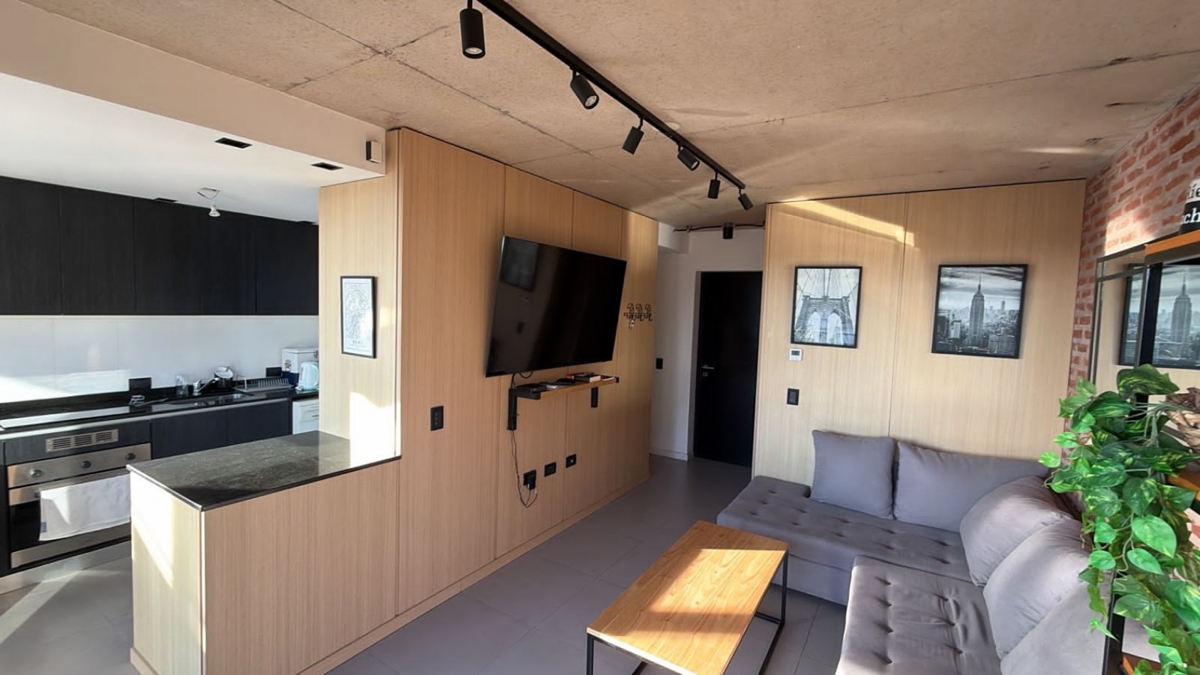 VENTA SEMIPISO 3 AMBIENTES CON BALCON Y COCHERA- GUEMES -