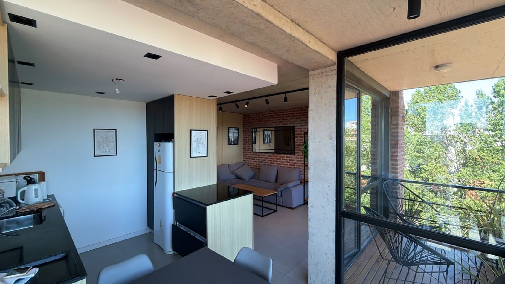 VENTA SEMIPISO 3 AMBIENTES CON BALCON Y COCHERA- GUEMES -