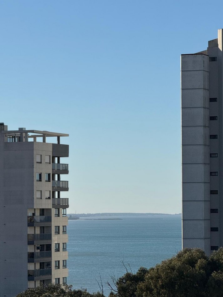 VENTA PISO DE 4 AMBIENTES CON BALCON Y VISTA AL MAR -LOMA DE SANTA CECILIA-