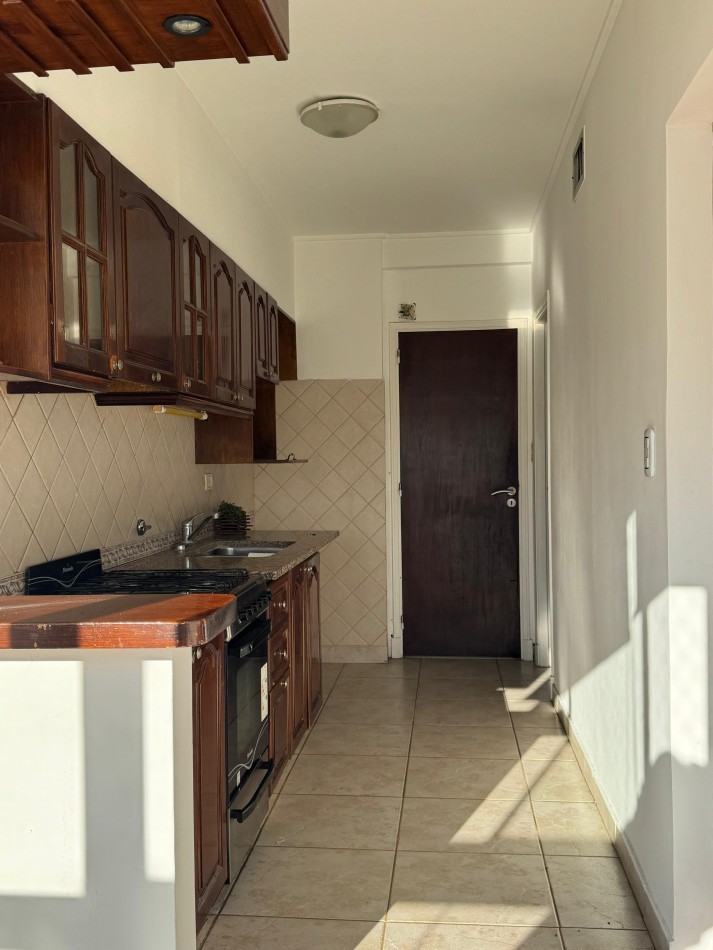 VENTA PISO DE 4 AMBIENTES CON BALCON Y VISTA AL MAR -LOMA DE SANTA CECILIA-