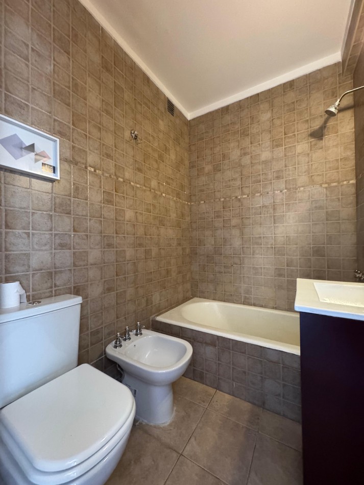 VENTA PISO DE 4 AMBIENTES CON BALCON Y VISTA AL MAR -LOMA DE SANTA CECILIA-