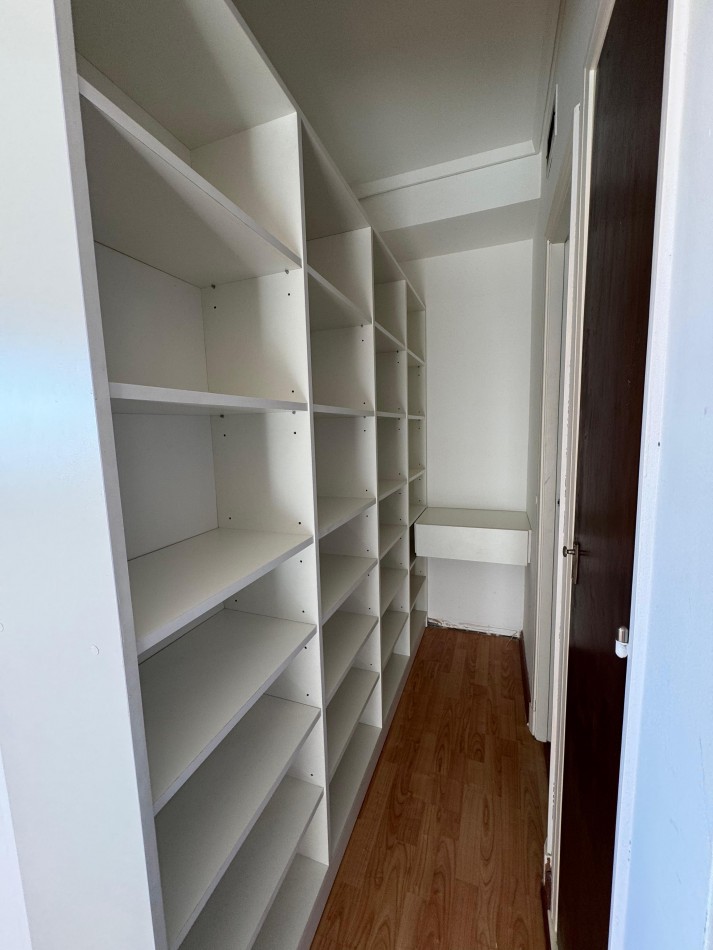 VENTA PISO DE 4 AMBIENTES CON BALCON Y VISTA AL MAR -LOMA DE SANTA CECILIA-