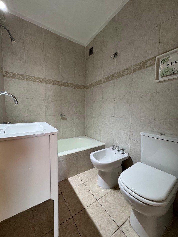 VENTA PISO DE 4 AMBIENTES CON BALCON Y VISTA AL MAR -LOMA DE SANTA CECILIA-