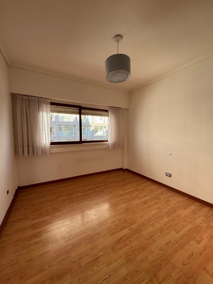 VENTA PISO DE 4 AMBIENTES CON BALCON Y VISTA AL MAR -LOMA DE SANTA CECILIA-