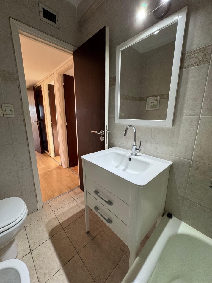 VENTA PISO DE 4 AMBIENTES CON BALCON Y VISTA AL MAR -LOMA DE SANTA CECILIA-