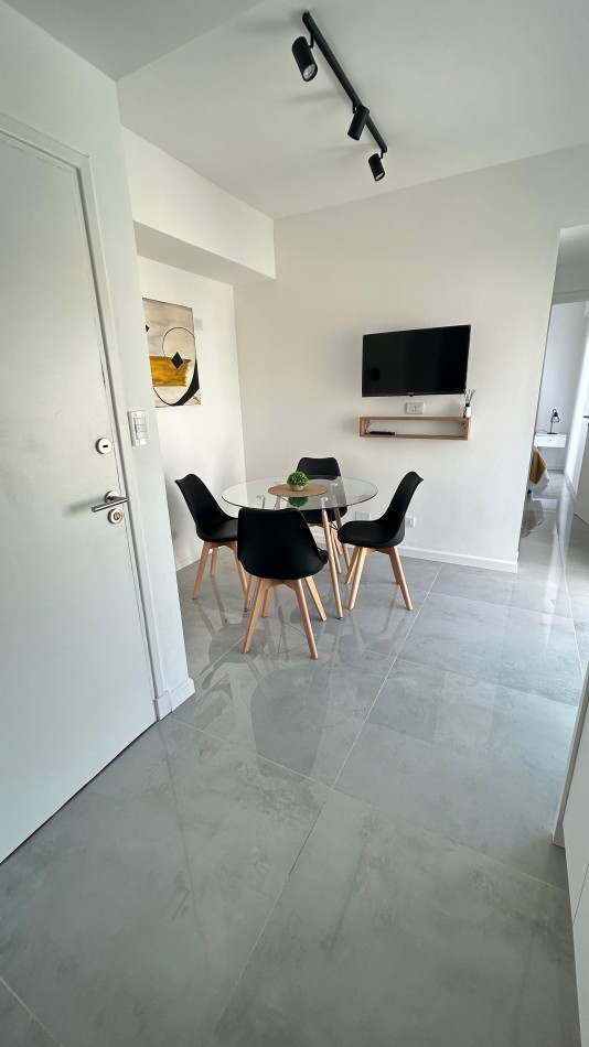 VENTA  2 AMBIENTES AL FRENTE CON BALCON - PLAZA COLON -