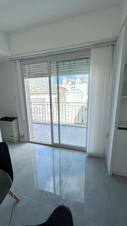 VENTA  2 AMBIENTES AL FRENTE CON BALCON - PLAZA COLON -