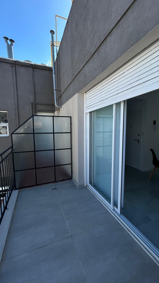 VENTA  2 AMBIENTES AL FRENTE CON BALCON - PLAZA COLON -