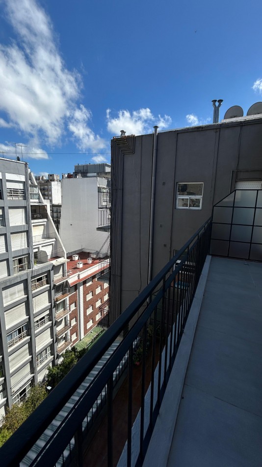 VENTA  2 AMBIENTES AL FRENTE CON BALCON - PLAZA COLON -
