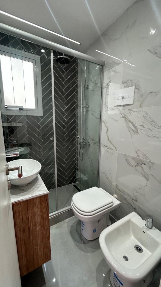 VENTA  2 AMBIENTES AL FRENTE CON BALCON - PLAZA COLON -