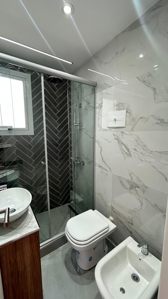 VENTA  2 AMBIENTES AL FRENTE CON BALCON - PLAZA COLON -