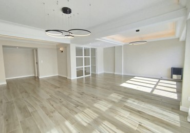 VENTA HERMOSO  4 AMBIENTES RECICLADO CON BALCON - LA PERLA -